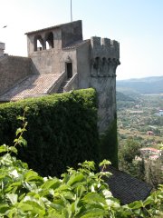 Panorama sul lago di Bracciano dai
torrioni del castello Orsini-Odescalchi
(14213 bytes)